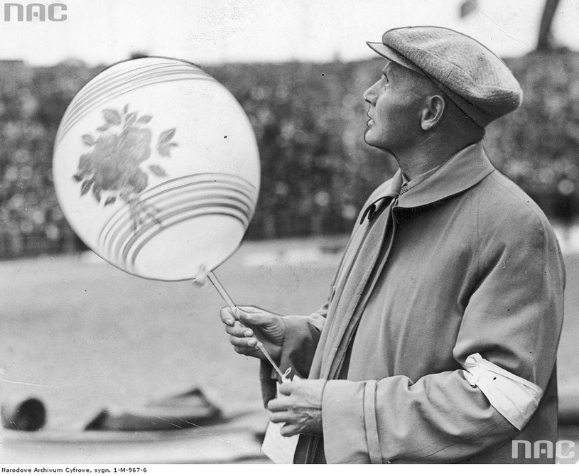 Franciszek Hynek podczas zawodów balonowych w Brukseli (rok 1937) /Z archiwum Narodowego Archiwum Cyfrowego