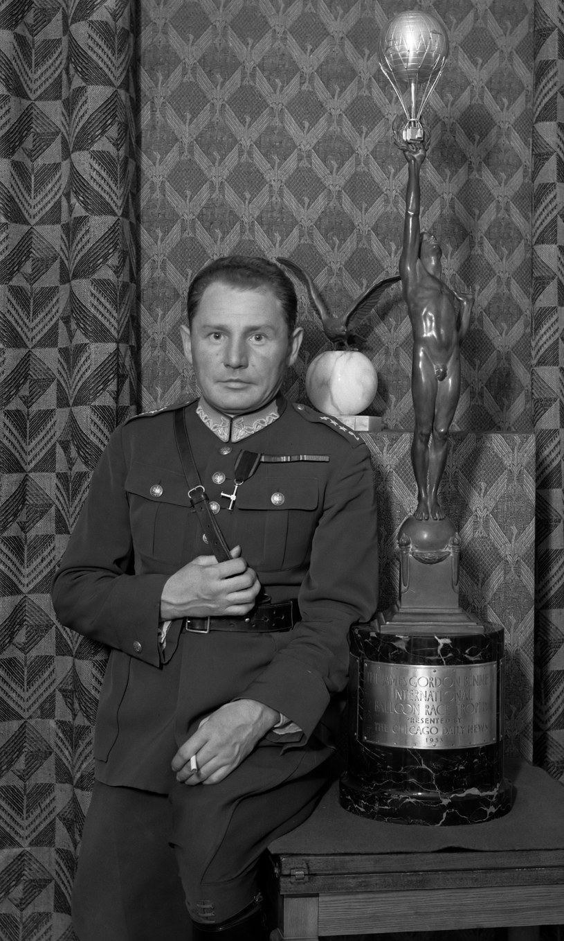 Franciszek Hynek z trofeum - pucharem Gordona Bennetta (rok 1934) /Archiwum Tomasza Basarabowicza