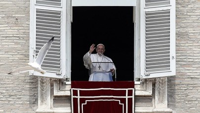 Franciszek: Kiedy obmawiamy innych, to rzucamy kamieniami