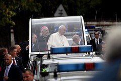 Franciszek na Jasnej Górze. Tłumy wiernych na trasie papamobile