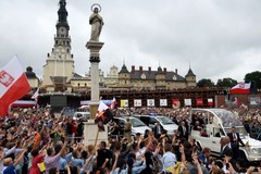 Franciszek na Jasnej Górze. Tłumy wiernych na trasie papamobile