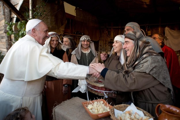 Franciszek ogląda żywą szopkę parafii świętego Alfonsa de Liguori /FRANCESCO SFORZA  /PAP/EPA