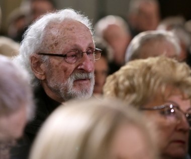 Franciszek Pieczka podczas uroczystości pogrzebowych Witolda Pyrkosza.