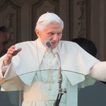 Franciszek pisze nową encyklikę, a co robi Benedykt XVI?
