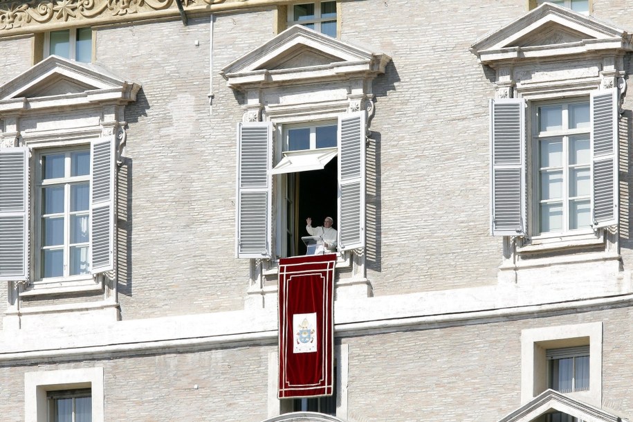 Franciszek poprosił wiernych, by modlili się za niego w związku z rozpoczynającymi się rekolekcjami wielkopostnymi /GIUSEPPE LAMI (PAP/EPA) /PAP/EPA