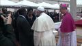Franciszek pozdrawia dygnitarzy po ceremonii kanonizacji dwóch papieży