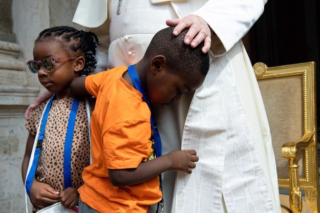 Franciszek spotkał się w piątek w Watykanie z grupą dzieci /VATICAN MEDIA  /PAP/EPA