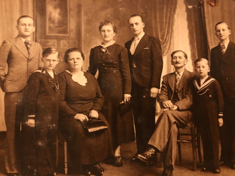 Franciszek Suława, jeden z bohaterów książki (chłopiec w marynarskim wdzianku po lewej) z rodziną, Haillicourt 1938 /Z archiwum Aleksandry Suławy /Styl.pl
