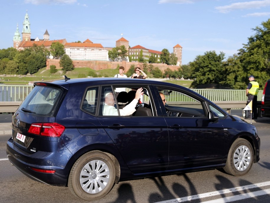 Franciszek w drodze z Krakowa na Campus Misericordiae w Brzegach /Andrzej Grygiel /PAP
