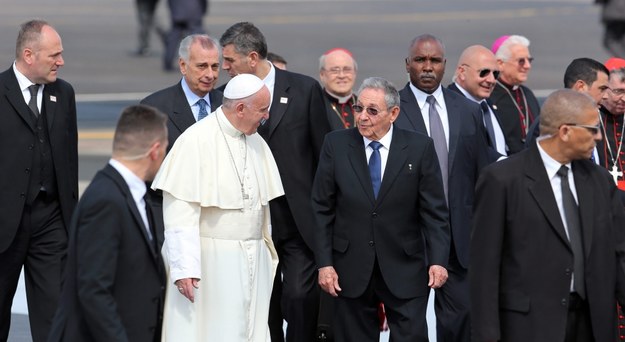 Franciszek witany na lotnisku przez prezydenta Kuby Raula Catro / Alejandro Ernesto    /PAP/EPA