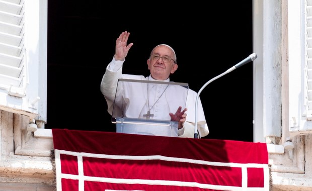 Franciszek wraca do formy. Chodzi o lasce, zrezygnował z wózka inwalidzkiego