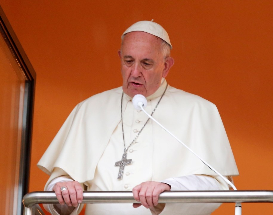 Franciszek żegna się z pielgrzymami, z Okna Papieskiego /Andrzej Grygiel /PAP