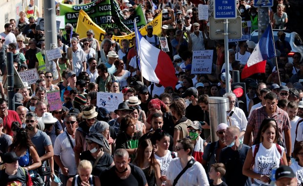 Francja: 160 tys. osób protestowało przeciwko przepustkom sanitarnym