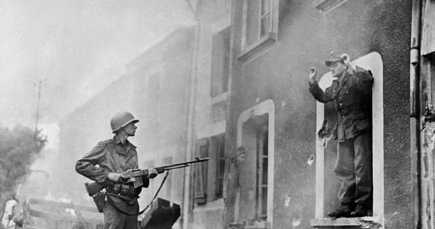 Francja, 1944 r.: Żołnierz US Army rozbraja Niemca. Polski wywiad był bardzo aktywny we Francji /AFP