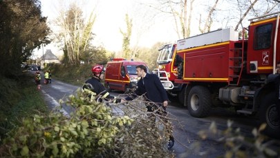 Francja: 260 tysięcy gospodarstw domowych bez prądu po przejściu orkanu Ciaran