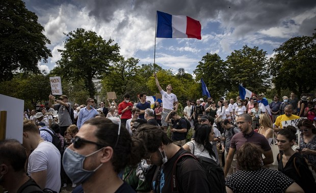 Francja: Demonstracje przeciwko paszportom covidowym. Doszło do starć z policją