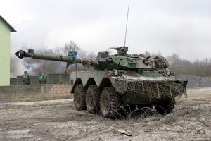 Francja dostarczy Ukrainie "lekkie czołgi". To pojazdy opancerzone AMX-10