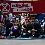Francja: Extinction Rebellion protestuje przeciwko programom wyborczym kandydatów na prezydenta