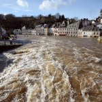 Francja: Gwałtowna nawałnica. Wiatr osiągał prędkość 120 km/h
