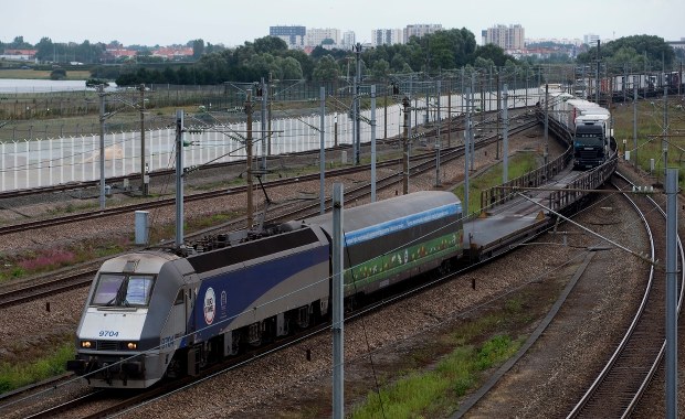 Francja i Wielka Brytania próbują „rozbroić imigrancką bombę” w Calais