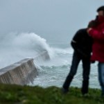 Francja: Jeden huragan odchodzi, drugi się zbliża
