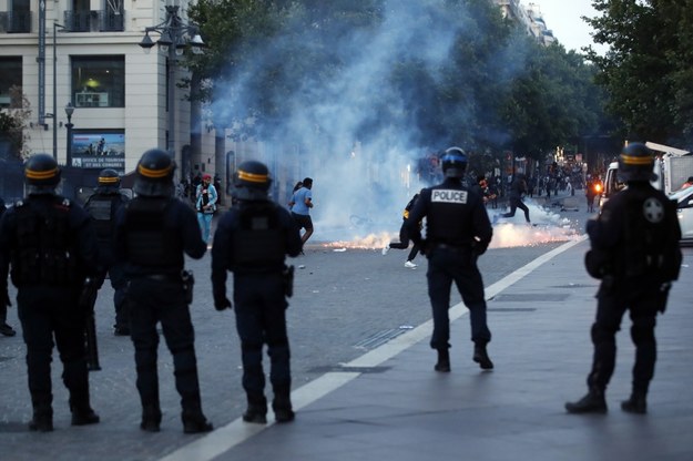 Francja kolejny dzień zmaga się z zamieszkami po zastrzeleniu przez policjanta 17-latka /SEBASTIEN NOGIER  /PAP/EPA