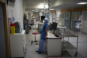 Francja: Medyk z koronawirusem wróci do pracy. Warunkiem dobra forma
