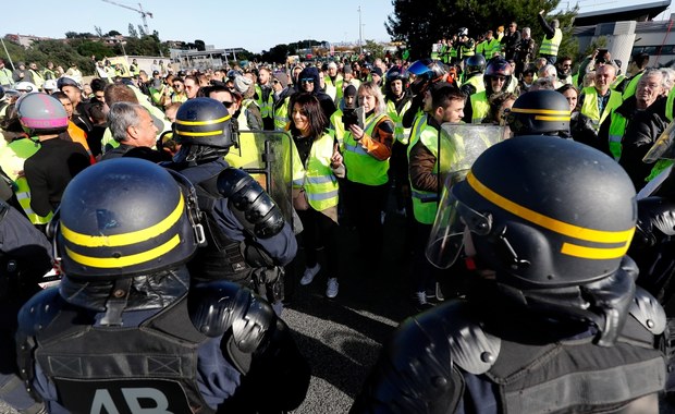 Francja: Mężczyzna w żółtej kamizelce grozi eksplozją granatu w myjni