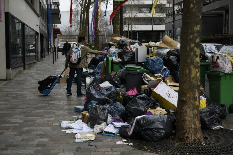 Francja: Na paryskich ulicach zalegają śmieci w związku ze strajkiem pracowników komunalnych /Susz: Śmiertelny wypadek. 21-latek zginął na miejscu /AFP