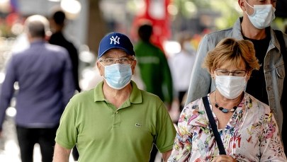 Francja "nawróciła się" na noszenie masek. Coraz więcej gmin ich wymaga