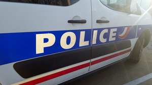 Francja: Nożownik zaatakował policjantkę. Pościg za sprawcą