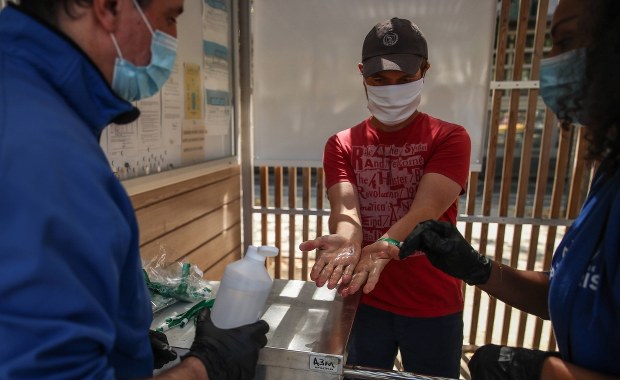 Francja: Od dziś obowiązkowe maseczki m.in. na lotniskach czy w restauracjach