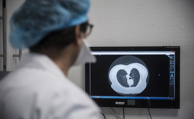 Francja ogranicza sprzedaż plastrów nikotynowych. Ludzie wykupywali je, by chronić się przed koronawirusem