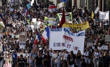 Francja: Około 160 tys. osób protestowało przeciwko paszportom sanitarnym