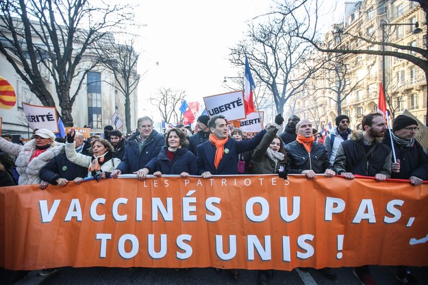 Francja: Około 54 tys. osób demonstrowało w całym kraju przeciwko paszportom covidowym /MOHAMMED BADRA /PAP/EPA
