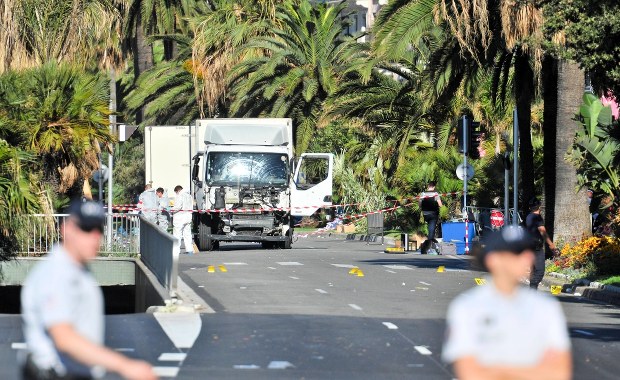 Francja: Oskarżają rząd i prezydenta o kłamstwa ws. zamachu w Nicei
