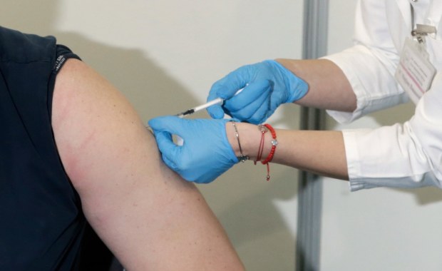 Francja: Paszport covidowy seniorów uzależniony od trzeciej dawki szczepionki