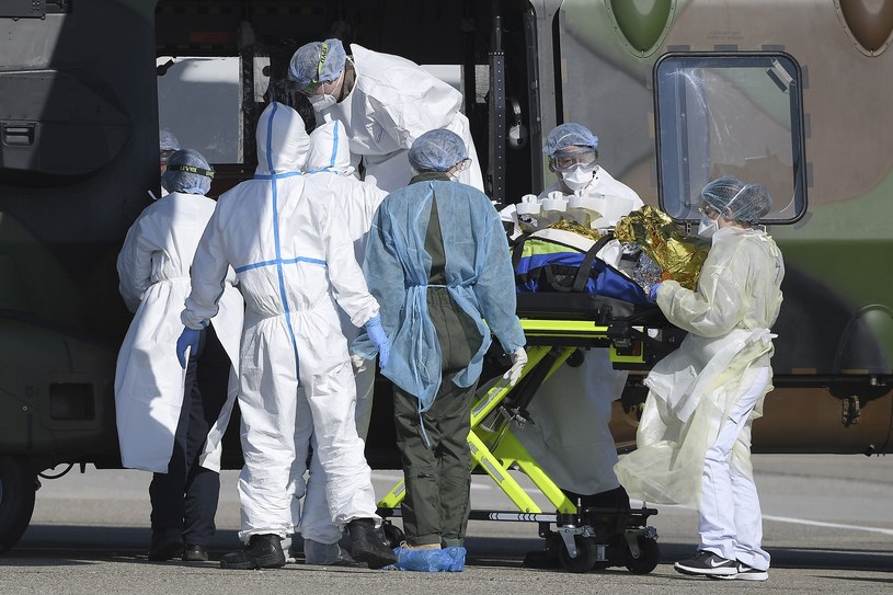 Francja, personel medyczny wokół chorego na COVID-19 /FREDERICK FLORIN/AFP /AFP