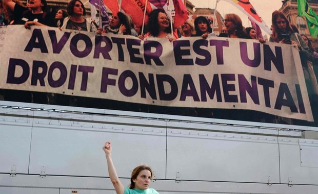 Francja pierwszym krajem z prawem do aborcji w konstytucji