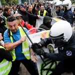 Francja: Płonący radiowóz, kilka zatrzymań. "Żółte kamizelki" w starciu z policją