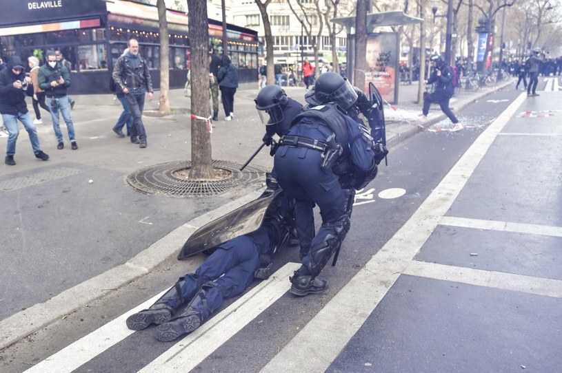 Francja. Policjanci ciągnący omdlałego kolegę podczas protestów przeciw reformie emerytalnej /FIRAS ABDULLAH / ANADOLU AGENCY /AFP