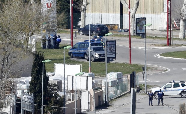 Francja: Policjanci zastrzelili napastnika, który wziął zakładników w supermarkecie