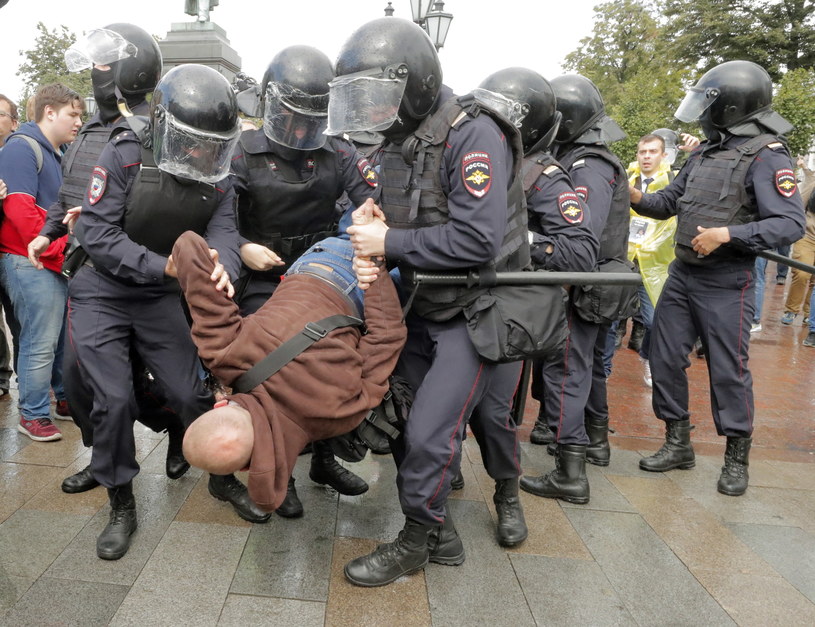 Francja potępia zatrzymania opozycjonistów podczas protestu w Moskwie /MAXIM SHIPENKOV    /PAP/EPA