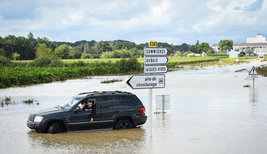 Francja: Powódź błyskawiczna, zalane drogi