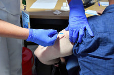 Francja: Pracownicy medyczni otrzymają trzecią dawkę szczepionki 