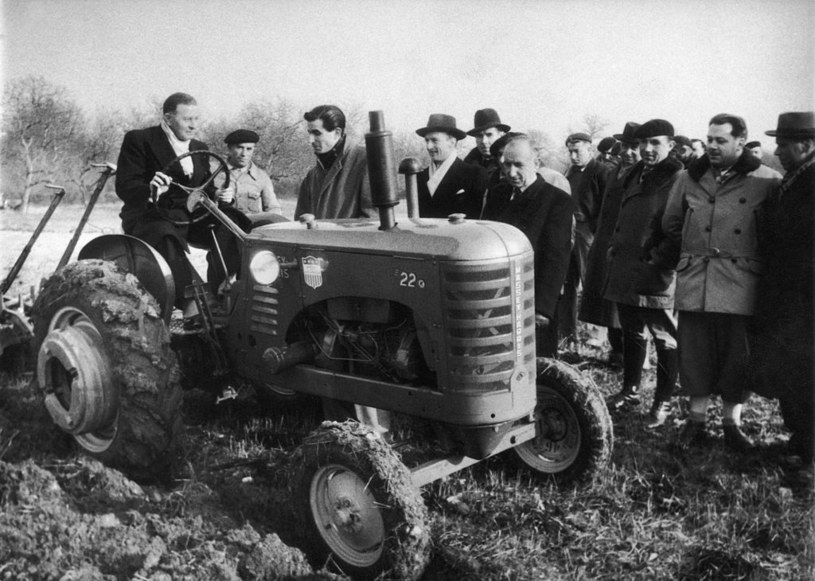Francja: Przekazanie rolnikom amerykańskiego traktora w ramach planu Marshalla /Getty Images