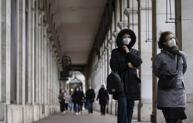 Francja: Rekordowy dzienny przyrost zakażeń koronawirusem - prawie 180 tys. /IAN LANGSDON /PAP/EPA