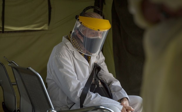 Francja rozszerza lockdown na cały kraj. Ostrzeżenie WHO ws. "cudownego leku" [RELACJA]