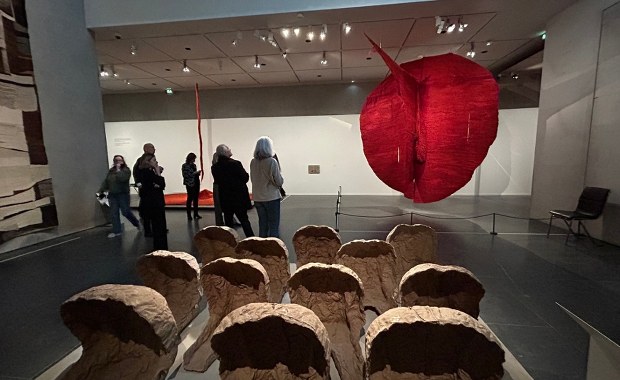 Francja składa hołd sławnej polskiej artystce. Wielka wystawa twórczości Magdaleny Abakanowicz