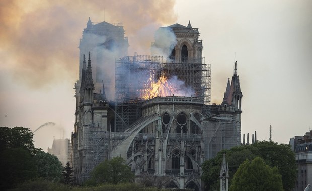 Francja: Śledztwo ws. oszustów zbierających datki na Notre Dame